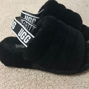 black uggs slippers